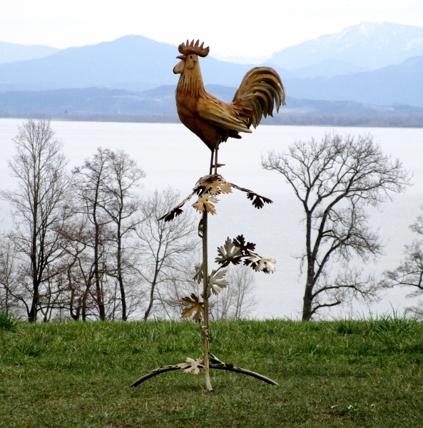 Hahn auf Ast Garten Skulptur